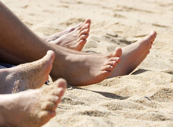 Piedi felici sulla spiaggia di sabbia . — Foto Stock