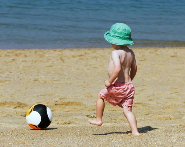 Bebé jugando fútbol . — Foto de Stock