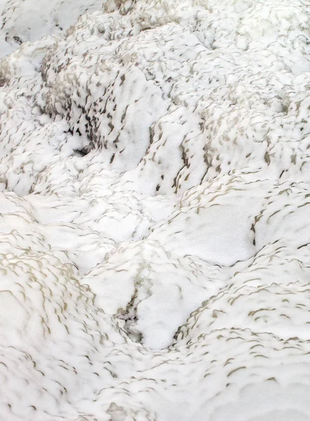 Cueva de hielo en el río . —  Fotos de Stock