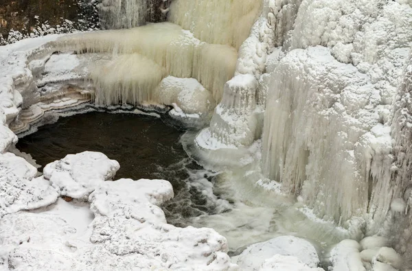 Cueva de hielo en el río . — Foto de Stock