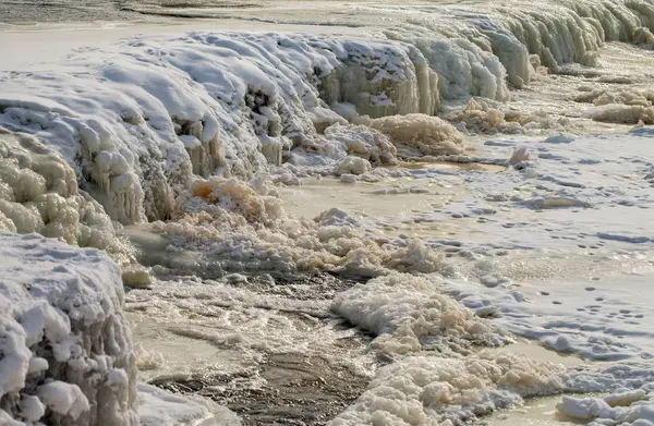 Frostiger Wasserfall auf der Venta. — Stockfoto