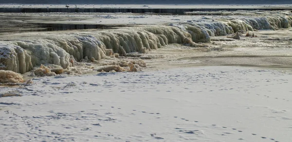 拉本塔河上的冰冻瀑布. — 图库照片