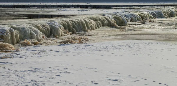 Frosty waterfall on the river Venta. — Stock Photo, Image