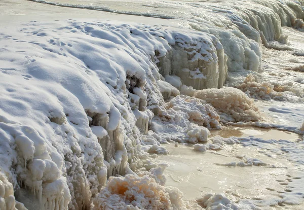 拉本塔河上的冰冻瀑布. — 图库照片