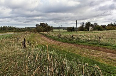 Ülke evin yanındaki eski yol.