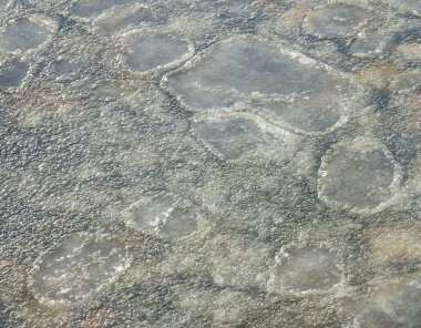 Kar çamur su yüzeyine.