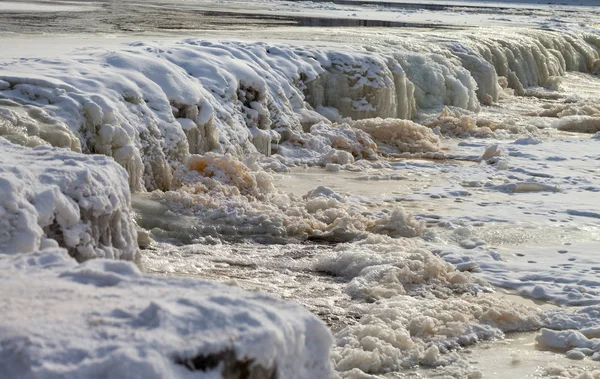 Frostiger Wasserfall auf der Venta. — Stockfoto