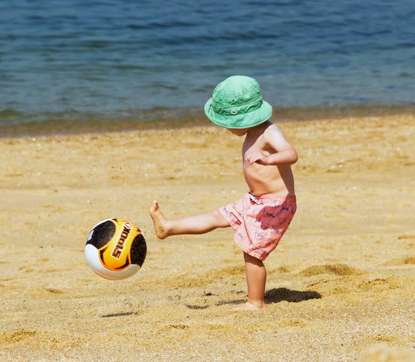 Bebé jugando fútbol . — Foto de Stock