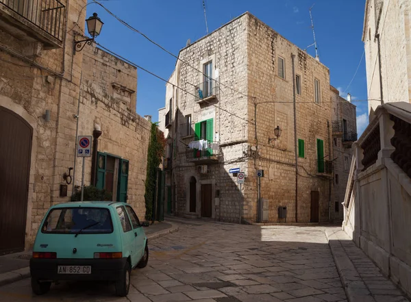 Calle estrecha en la ciudad italiana . — Foto de Stock