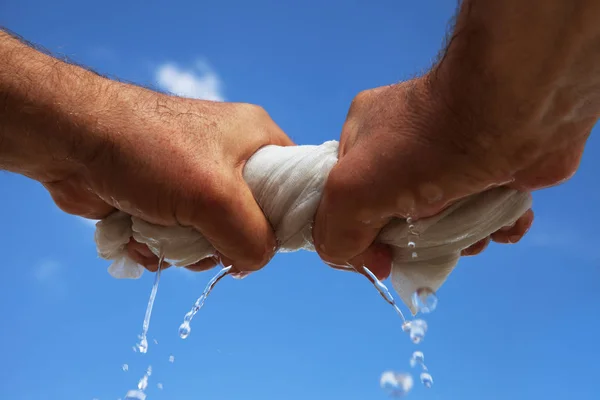 Man wring out the rag. — Stock Photo, Image