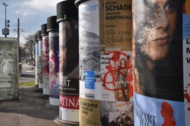 Reklam afişleriyle sokağa bak.