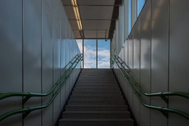 Merdivenler umumi metro istasyonu..