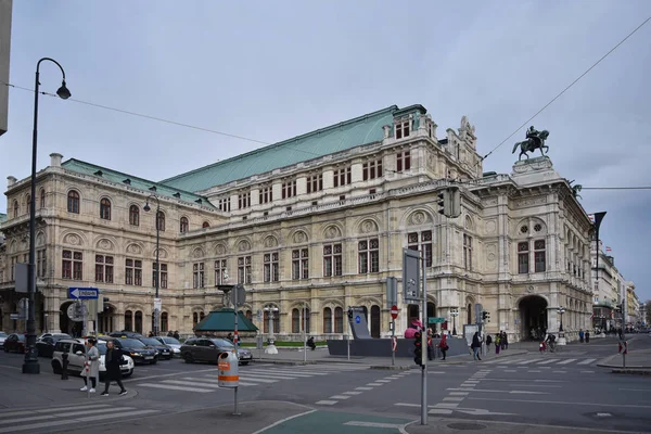 Vista del famoso teatro de ópera en el casco antiguo de Viena . — Foto de Stock