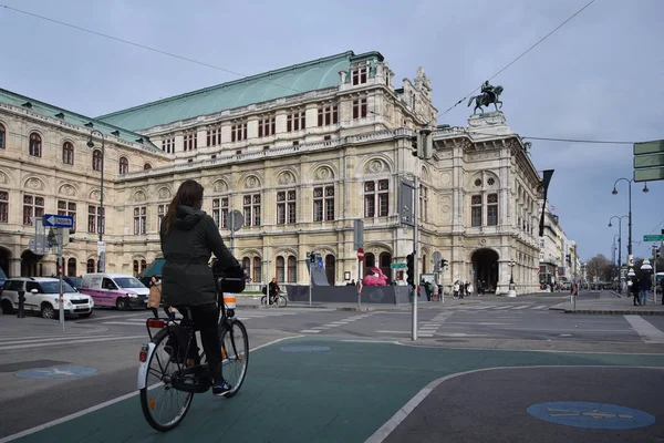 Widok na słynną operę w starym mieście Wiednia. — Zdjęcie stockowe