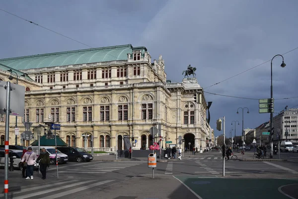 Vista del famoso teatro de ópera en el casco antiguo de Viena . — Foto de Stock