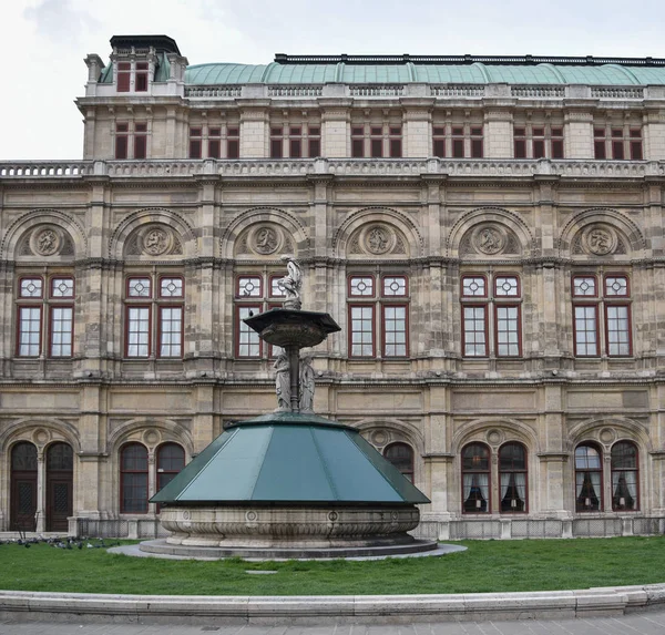 Viyana 'daki opera binasına bakın.. — Stok fotoğraf