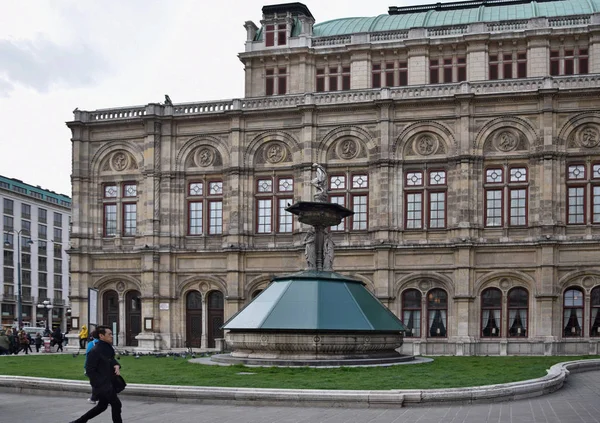 Viyana 'nın ünlü opera binasına bakın.. — Stok fotoğraf