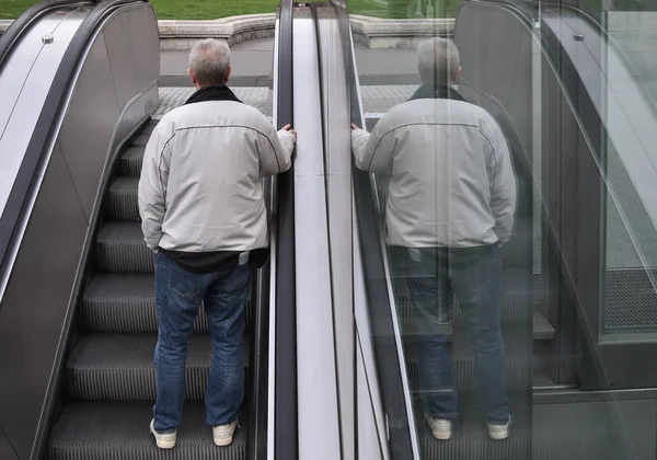 Man on escalator stair. — Stock Photo, Image