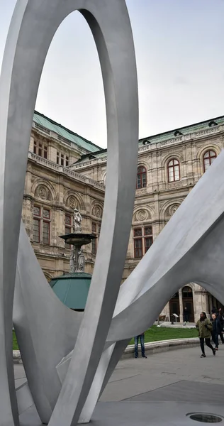 Uitzicht op het beroemde operahuis in de oude binnenstad van Wenen. — Stockfoto