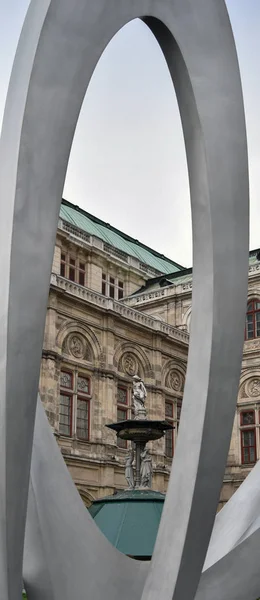 Opera house in old town of Vienna. — Stock Photo, Image