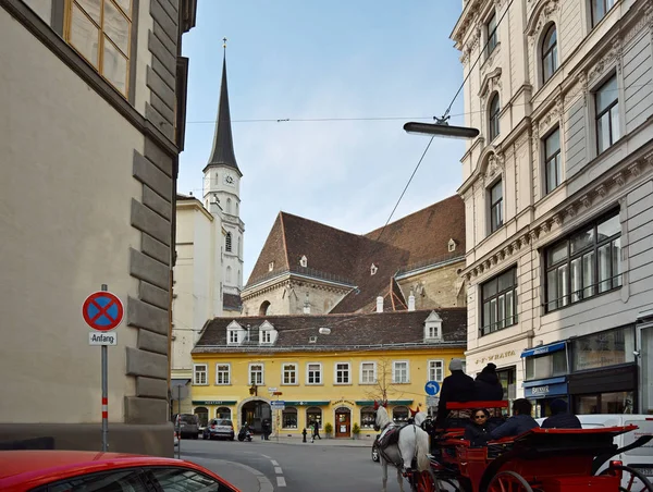 Traditional old fashioned carriage in old town of Vienna. — Stock Photo, Image