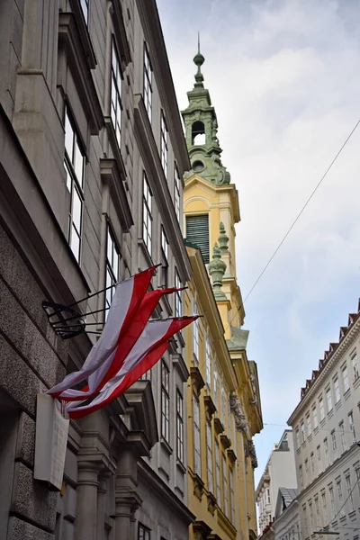 Widok na małą uliczkę w Wiedniu. — Zdjęcie stockowe