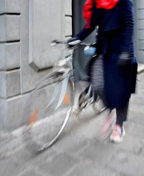 Kadın bir bisiklet ile. — Stok fotoğraf
