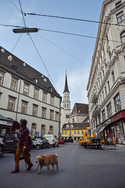 Pohled do malé ulice ve Vídni. — Stock fotografie
