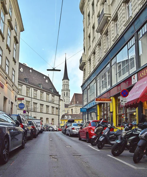 Pohled do malé ulice ve Vídni. — Stock fotografie