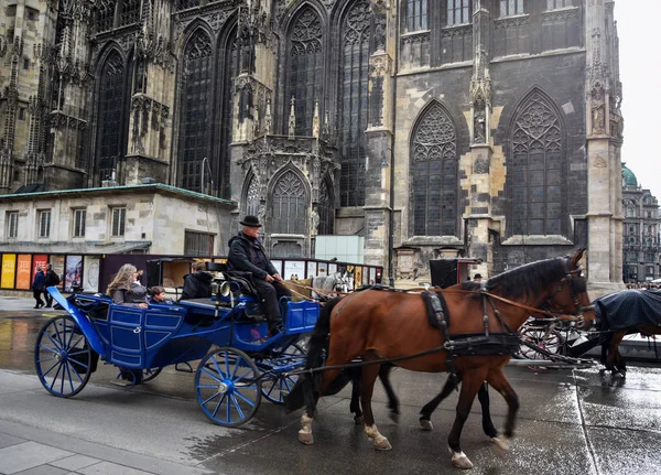 Voiture traditionnelle dans la vieille ville de Vienne . — Photo