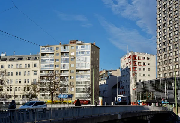 Cidade velha de Viena ao longo do canal . — Fotografia de Stock