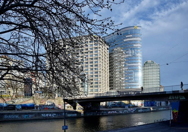 Cidade velha de Viena ao longo do canal . — Fotografia de Stock