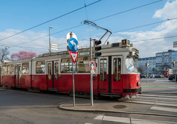 Pohled na ulici s červenou tramvají. — Stock fotografie