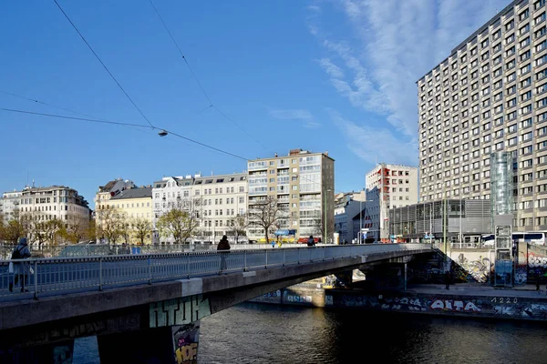 Gamla stan i Wien längs kanalen. — Stockfoto