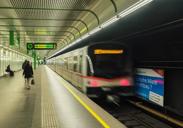 Vista no trem de metrô subterrâneo rápido . — Fotografia de Stock