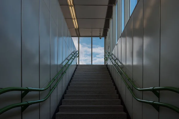 Escadaria uma estação de metro público . — Fotografia de Stock