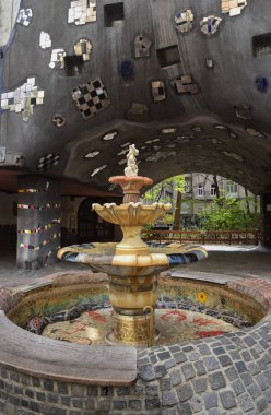 Hundertwasser evi ile sokağa bak.