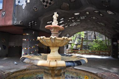 Hundertwasser evi ile sokağa bak.