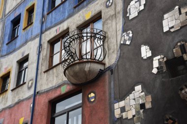 Hundertwasser evi ile sokağa bak.