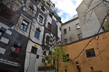  Hundertwasser evi ile avluya bak.