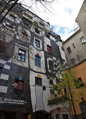  Hundertwasser evi ile avluya bak.
