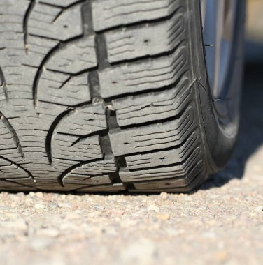 Çakıl yolunda tekerlek.