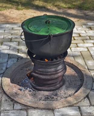  Yakacak odun kullanarak tencerelerde yemek yapmak..
