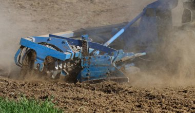 Traktör sahada çalışıyor..