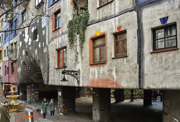 Vista para a rua com casa Hundertwasser . — Fotografia de Stock