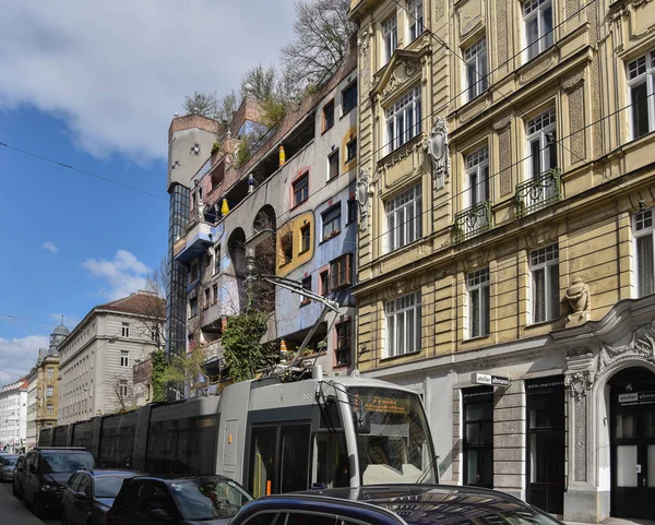 Widok na ulicę z domu Hundertwasser. — Zdjęcie stockowe