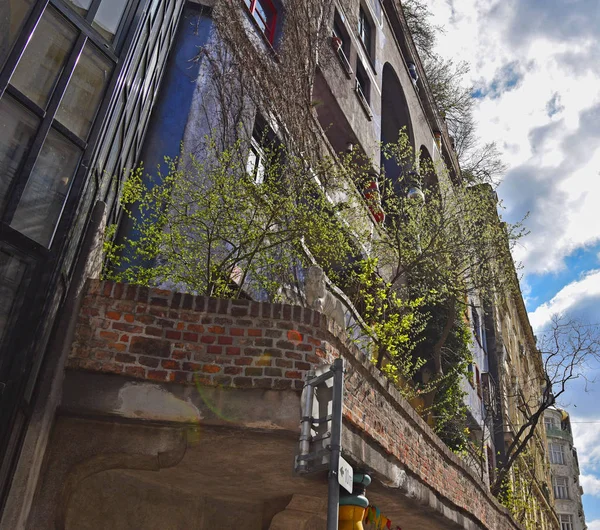 Hundertwasser evi ile sokağa bak. — Stok fotoğraf