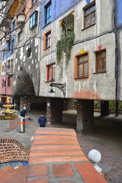 Vista para a rua com casa Hundertwasser . — Fotografia de Stock