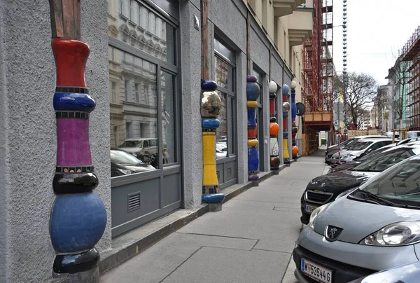 Blick auf Straße mit Hundertwasserhaus. — Stockfoto