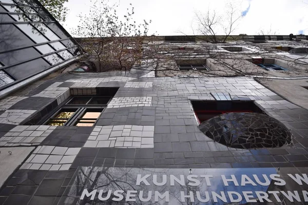 Widok na podwórko z domu Hundertwasser. — Zdjęcie stockowe